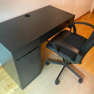 Skrivbord MICKE (105x50 cm) och Stol RENBERGET bortskänkes