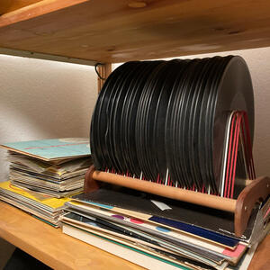 Vinylskivor stenkakor med skivspelare inga högtalare