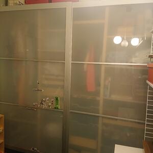 Pax garderob med skjutdörrar av glas