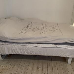 Skön säng + 1 madrass - från mitten av mars