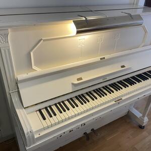 Piano vitt med pianopall