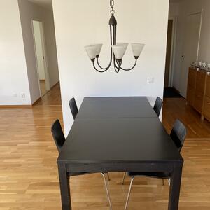 Köksbord med fyra stolar bortskänkes