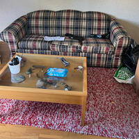 soffa och soffbord med glasskiva