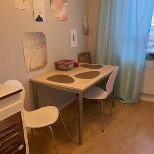 Tvättmäskin, sänger, liten soffa, bord, stolar