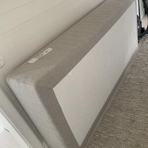 En Ikea säng utan madrass 