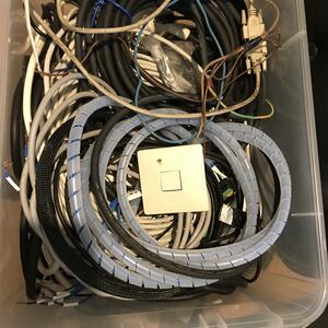 En låda fullt med kablar och elektronik tillbehör