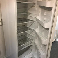 kylskåp med frisen på upper sidan 