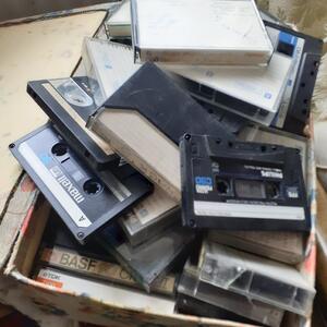  En hel låda med gamla kassettband för bandspelare