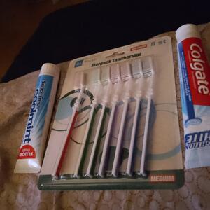 Tandborstar och tandkräm
