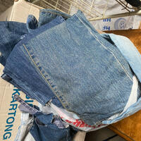 kasse med jeans och delar av jeans