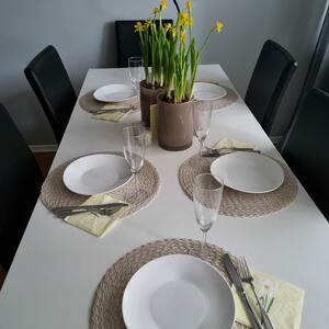 Vit matbord med stolar 