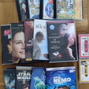 Diverse filmer cd och barnsagor på kasett.