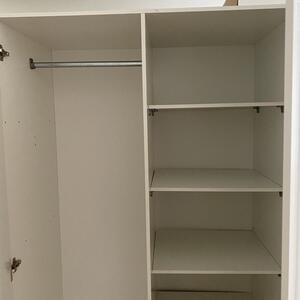 Vit garderob i bra skick skänkes