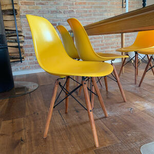 6st gula Eames-inspirerade matstolar med mörka träben