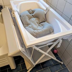 Genialisk babybad och skötbord i ett
