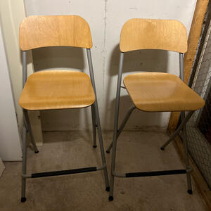 2 stolar ocg tillhörande bord 