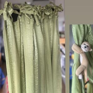 Gröna gardiner med gulliga apor