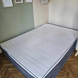Sängbotten med skön madrass