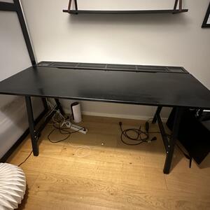 Svart gaming skrivbord bortskänkes