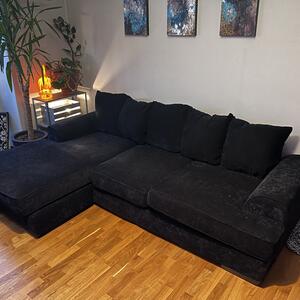 Stor, svart tresitssoffa soffa med divan skänkes omgående!