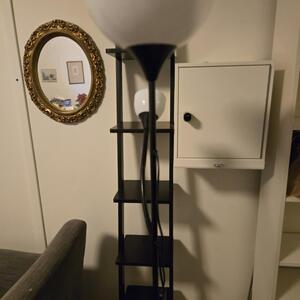 Lampa och hylla