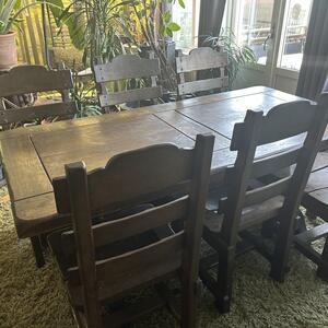 Bokhylla, bord med 6 stolar 