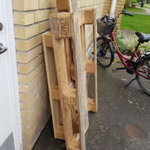 Träpall och tillhörande brädor