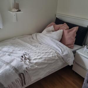 Jättefin sängram inkl säng bortskänkes