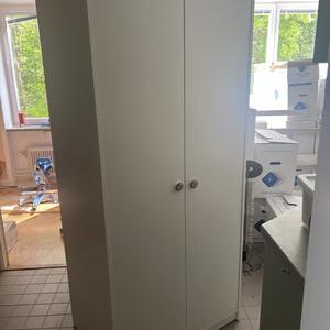 Fin vit garderob m fina handtag 