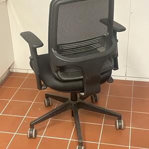 2 skrivbordsstolar bortskänkes 
