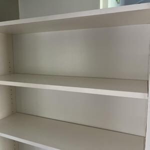 Vit Ikeahylla bortskänkes