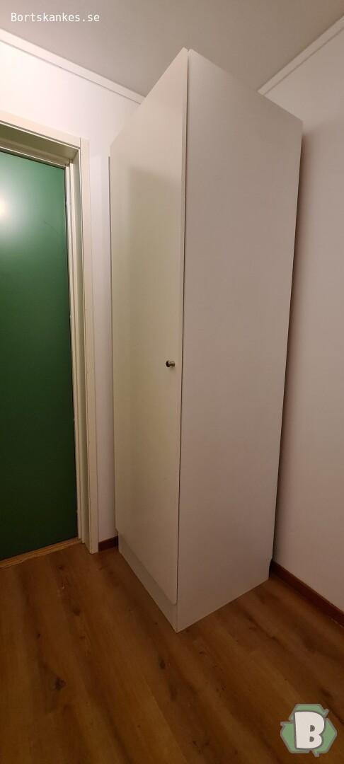 Två garderober skänkes bort  på www.bortskankes.se
