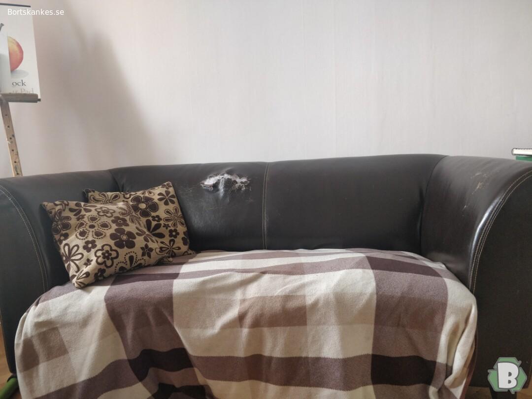 tvåsitsiga soffa skänkes  på www.bortskankes.se